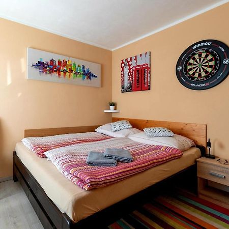 Cozy Room At Metro Station, Private Bathroom, 9Minutes Oldtown, 15Minutes Airport, Wifi Прага Екстериор снимка
