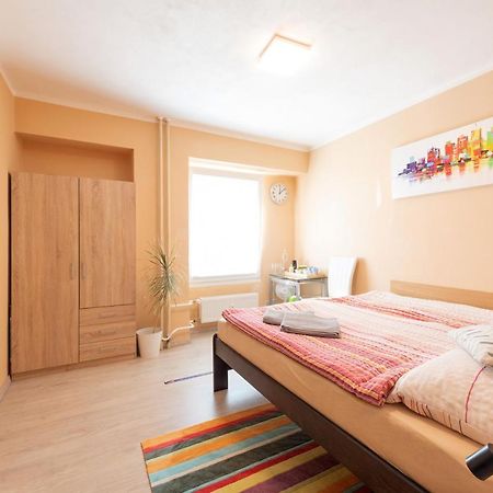 Cozy Room At Metro Station, Private Bathroom, 9Minutes Oldtown, 15Minutes Airport, Wifi Прага Екстериор снимка