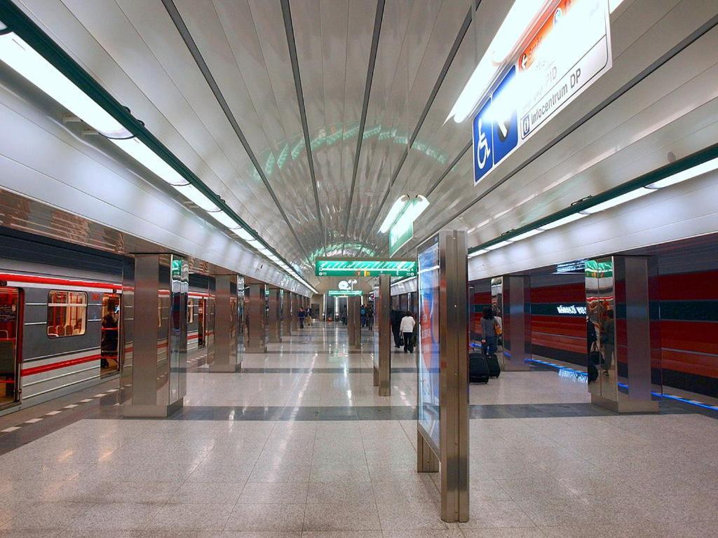 Cozy Room At Metro Station, Private Bathroom, 9Minutes Oldtown, 15Minutes Airport, Wifi Прага Екстериор снимка