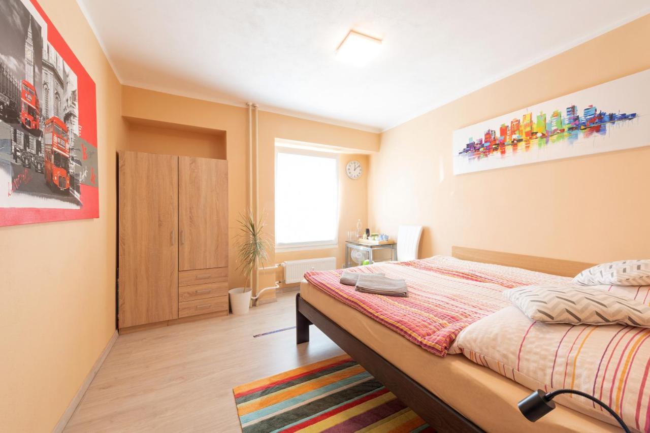 Cozy Room At Metro Station, Private Bathroom, 9Minutes Oldtown, 15Minutes Airport, Wifi Прага Екстериор снимка