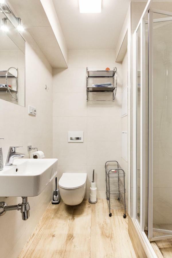 Cozy Room At Metro Station, Private Bathroom, 9Minutes Oldtown, 15Minutes Airport, Wifi Прага Екстериор снимка